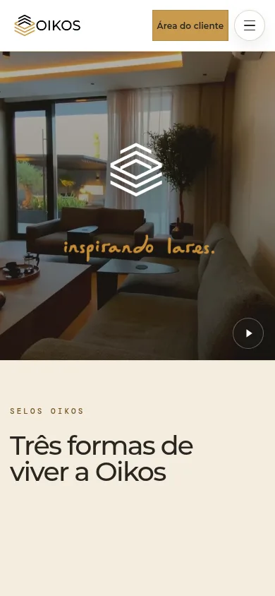 Página inicial do site da Oikos no celular, com menu móvel e a seção Selos Oikos